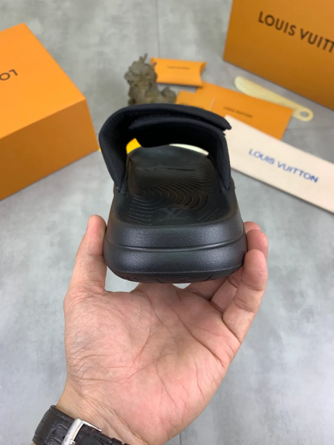 Men's shoes 💰P320💰【New style】🆘 Original quality 【LOUIS VUITTON】The popular Louis Vuitton LV men's slippers on the official website are on sale simultaneously! Original fabric imported from Italy. Original bottom provided by the original factory. Number of yards: 38-44 (customized to 45). Multiple colors to choose from. Fully packaged drawer box.